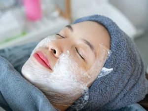 استفاده از پماد بی‌حسی قبل از لیزر موهای زائد - کلینیک تندیس