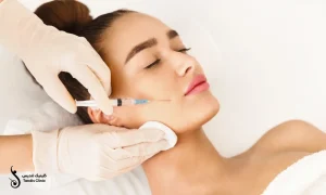 تزریق چربی به یک خانم که چشمانش را بسته است