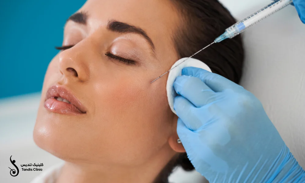 تزریق مزوژل جوانساز به صورت یک خانم