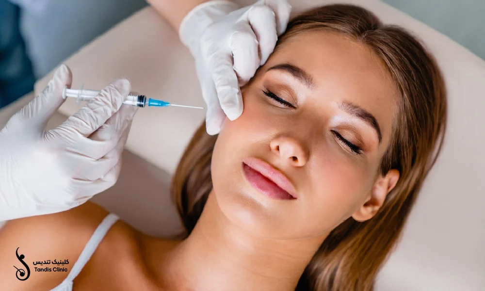 تزریق مزوژل به صورت یک خانم روی تخت دراز کشیده است