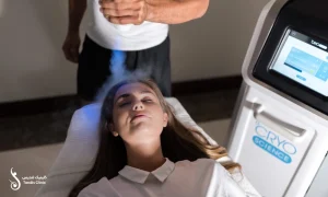 خانمی روی تخت دراز کشیده و در حال درمان کرایوتراپی صورت است