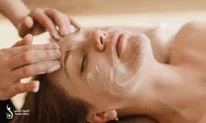 فیشیال صورت یک زیباجو توسط متخصص