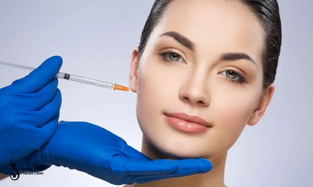 دست هایی در حال نزریق مزوژل پروفایلو برای خانمی جوان