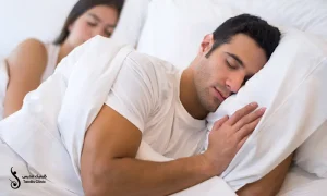 زوجی که در تخت خواب کنار هم خوابیدند | رابطه جنسی بعد از کاشت مو