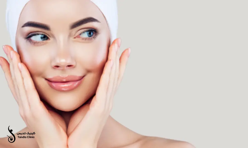 خانمی در حال لمس پوست صورت خود | پی آر پی صورت