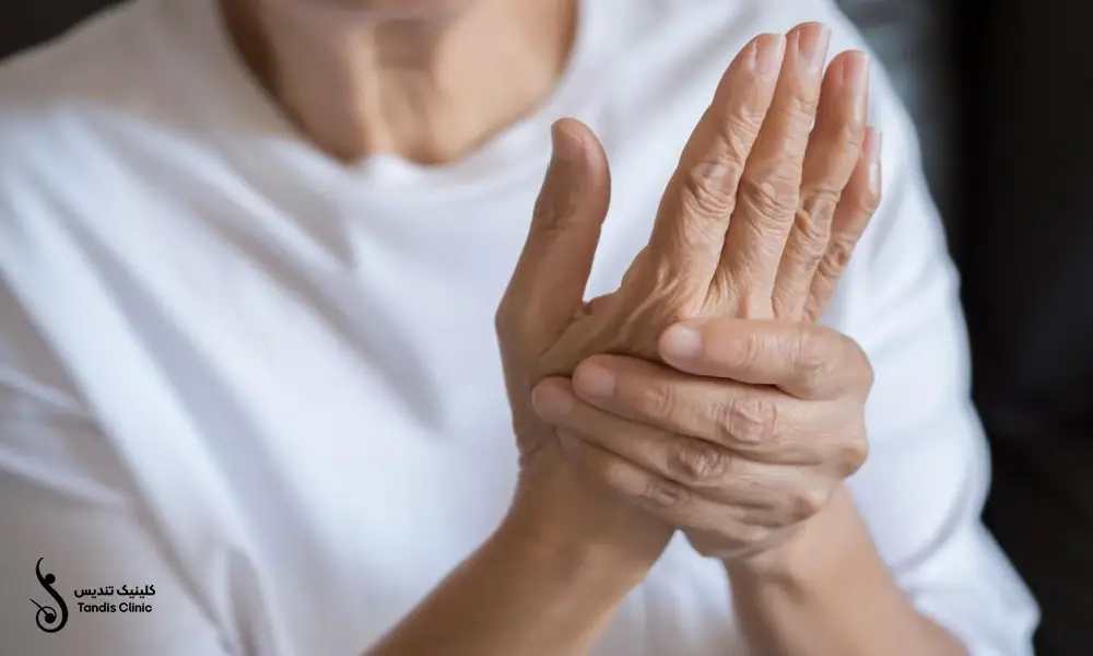 دست های خانمی مسن که چین و چروک دارد | پی آر پی دست